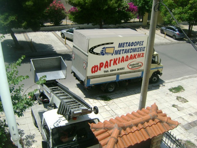 Μεταφορές μετακομίσεις με ανυψωτικό μηχάνημα στην Αθήνα